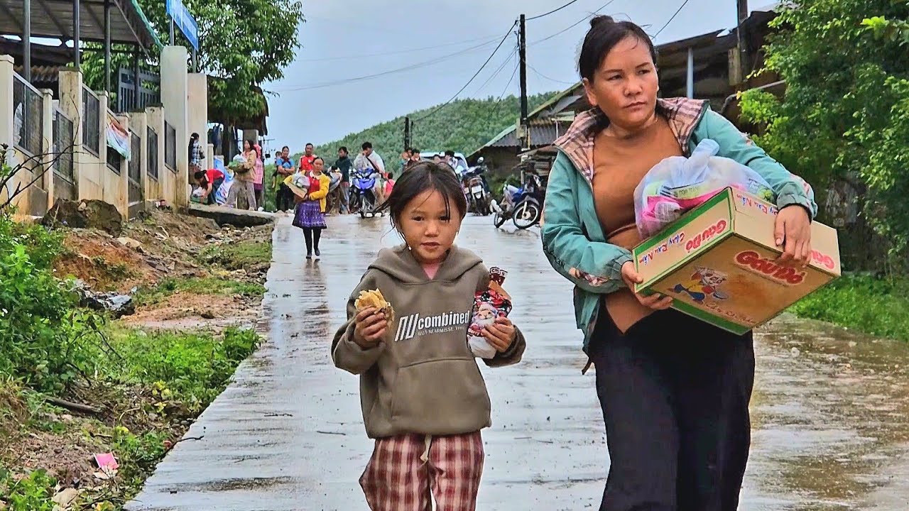 “A Single Mother and Little Mary Receive Charity Gifts This Cold Christmas.