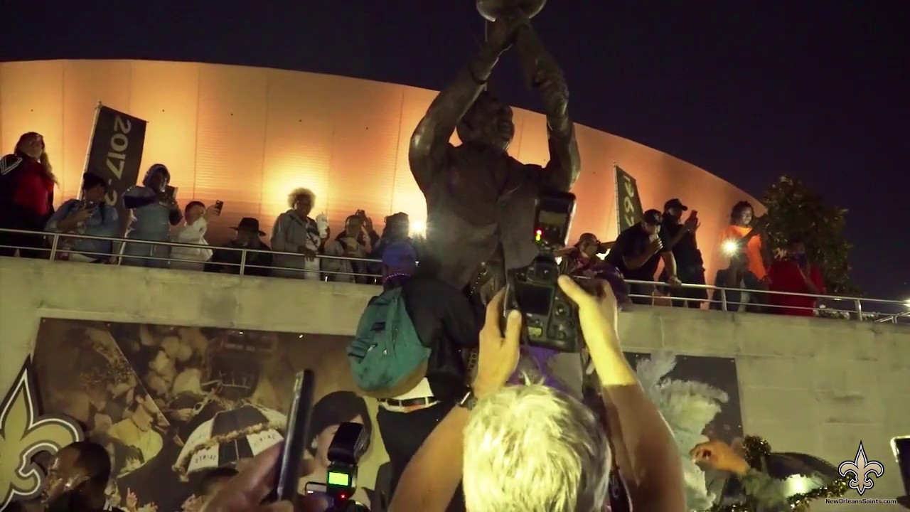 Saints fans hold impromptu second line to honor Tom Benson