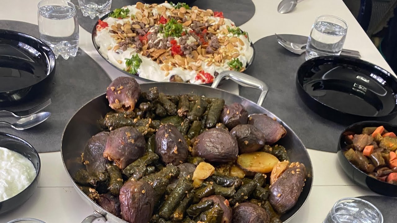 Misafirlere harika ve çok lezzetli bir sofra sarma patlıcan dolması ve kızartılmış patlıcan salatası