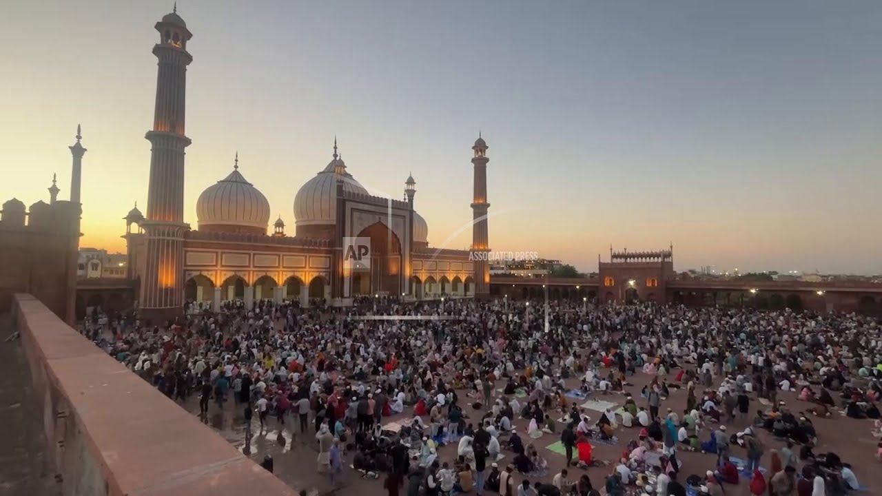 Hundreds gather at New Delhi mosque on the first day of Ramadan