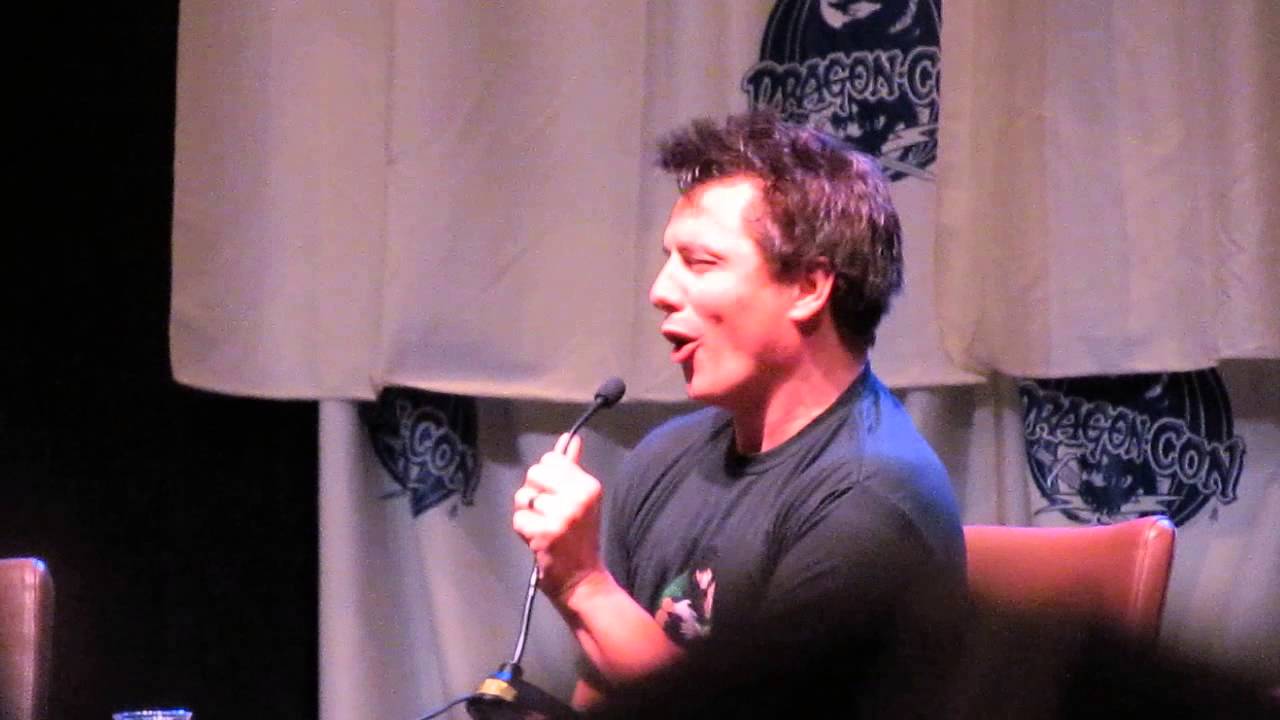DragonCon John Barrowman prank on Stephen Amell while he was tied up Arrow