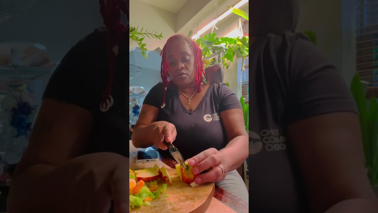 Making lazy parrot chop with African gray parrot (under ten minutes)♥️🖤❤️