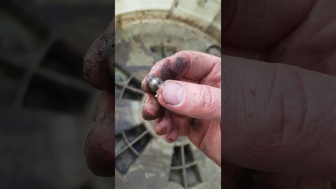 Repairing our Hotpoint washing machine. Bearings compleatly failed.