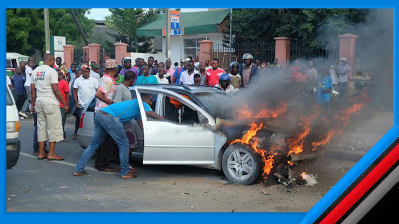 WATATU WATEKETEA KWA MOTO NDANI YA GARI HANDENI