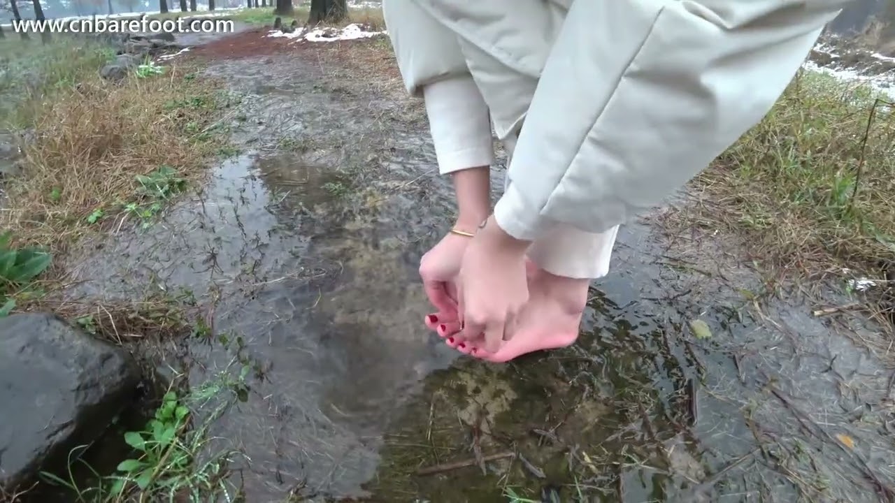 chinese girl guoguo barefoot in snow part1