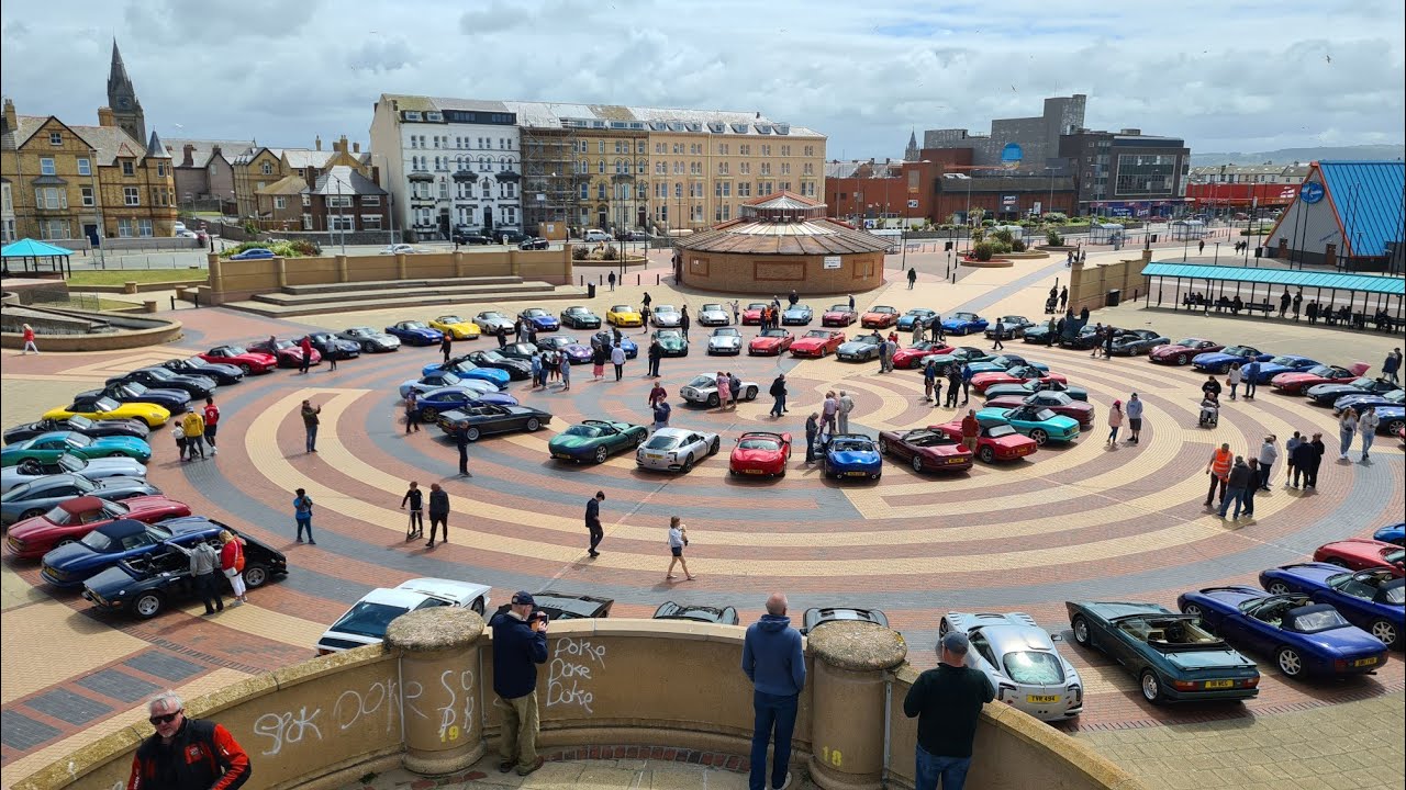 Big TVR convoy to Rhyl, over 90 cars joined. #peakstobeech .