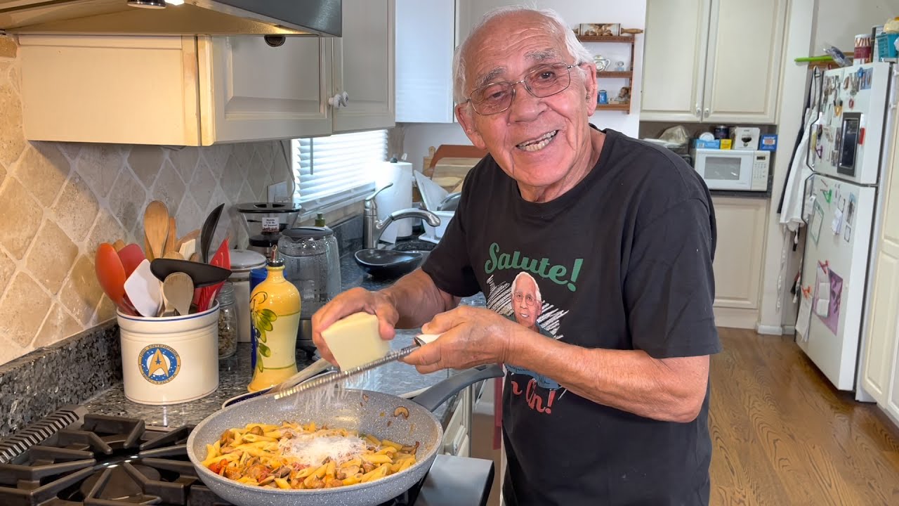 Пенне с грибами и острой колбасой