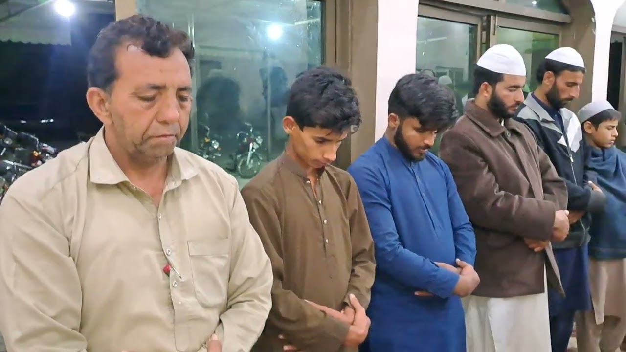 صاحبزادہ پیر سید اعجازالحسن شاہ نماز تراویح پڑھا رہے ہیں۔