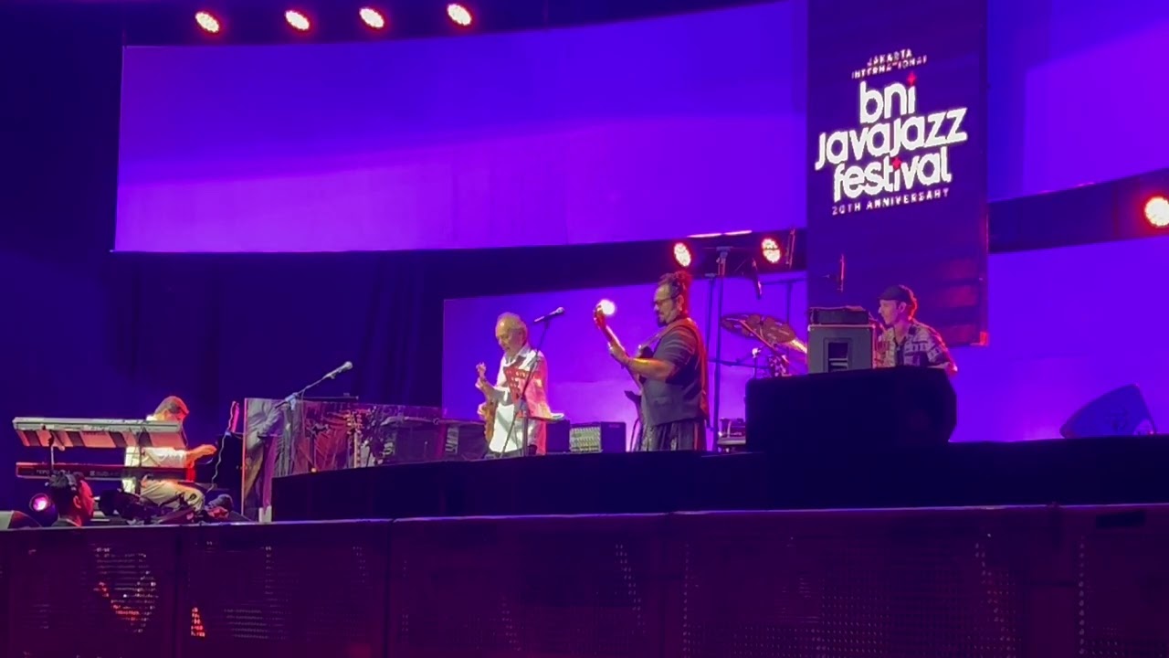 Lee Ritenour feat Munir Hossn Performing Etude at Java Jazz Festival 2025