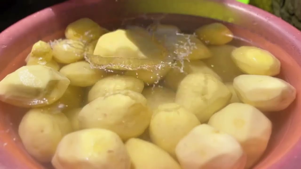 妈妈做了一锅青花椒头炒新洋芋，一家人围坐在锅边吃，一下子就回到了小时候的感觉#抖音记录农村生活 #农村生活 #乡村美食 #新洋芋做法 #记录真实生活 @DOU+上热门🔥
