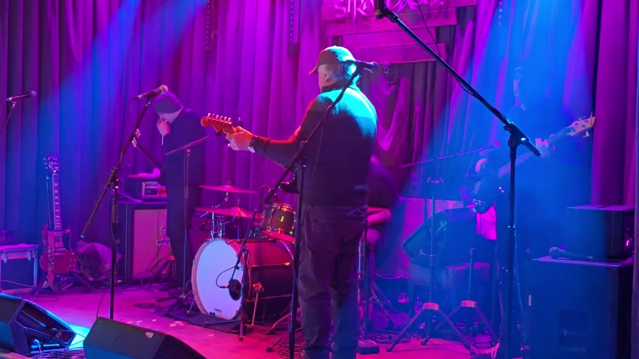 Gus Munro and friends 10. Moanin' At Midnight