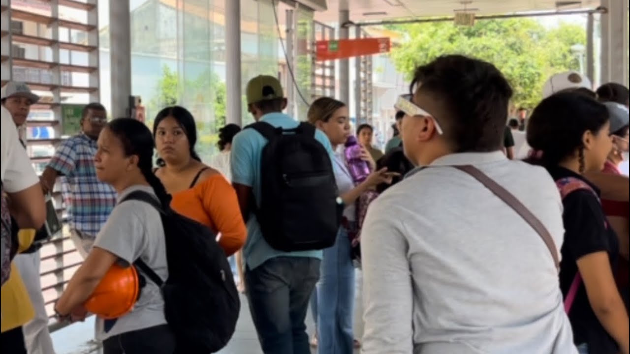 Impresionante evangelismo en la estación del bus