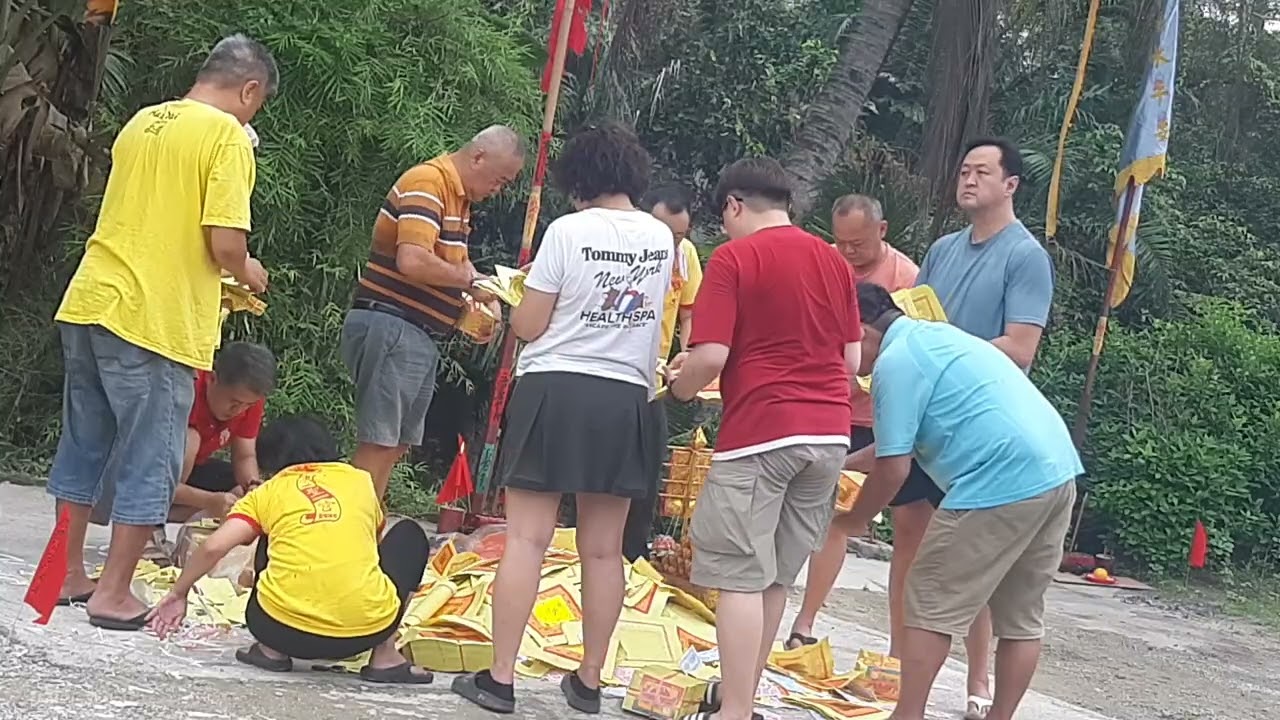 Sembahyang hantu bakar uang