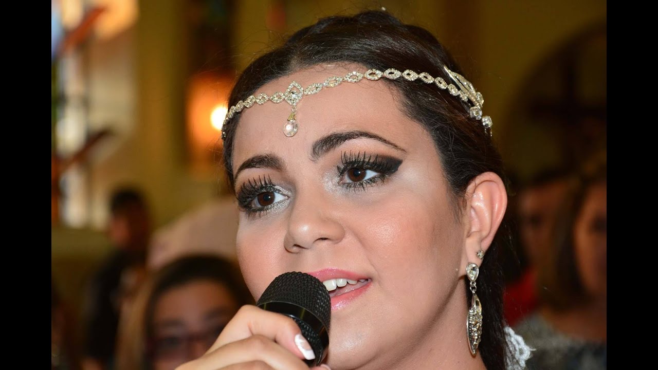 Noiva entra cantando From This Moment On surpresa para o noivo.