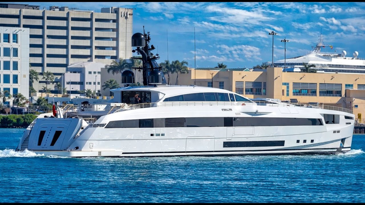 INSANE YACHTS & BOATS TRAFFIC! Miami Luxury Yachts Party Boats Heading to the Ocean