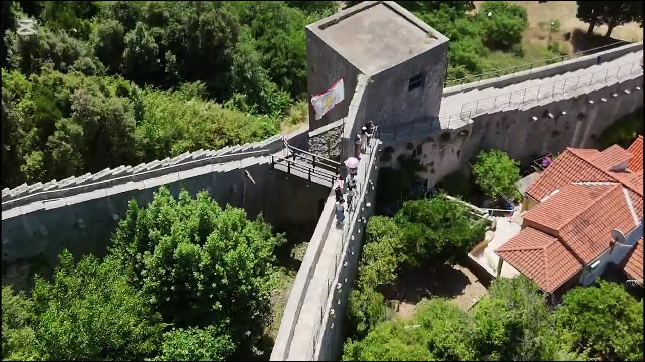 Ston - stari grad, zidine i slana polja - dron snimak