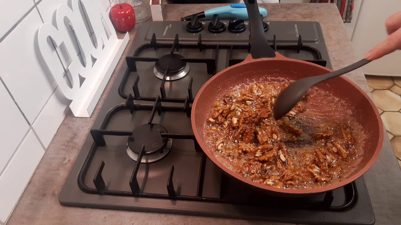 Noix caram&eacute;lis&eacute;es ( fa&ccedil;on chouchou ) clin d'oeil &agrave; Marie Fran&ccedil;oise