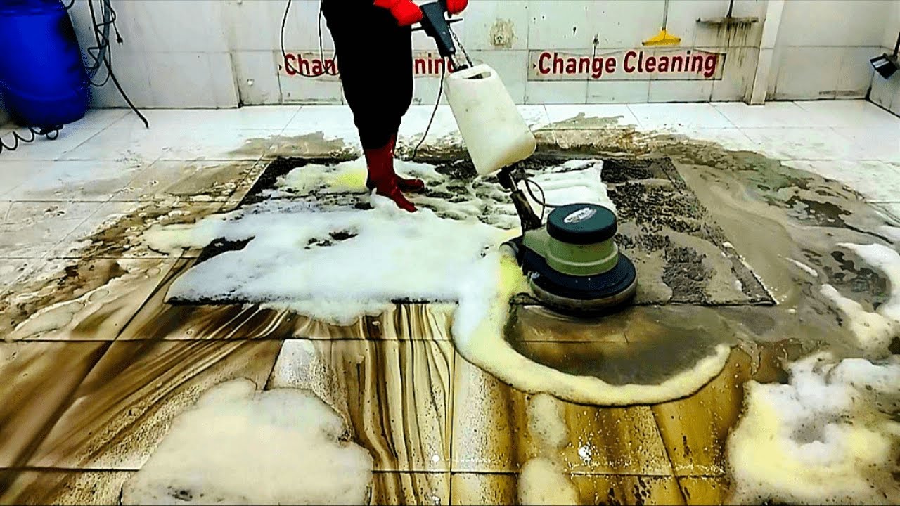 Plenty of foam against heavy dirt / Dirty shaggy carpet cleaning