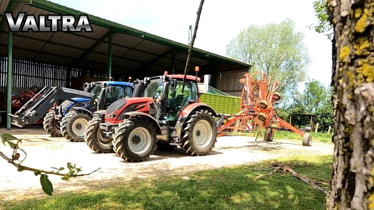Valtra au ramassage de foin -GAEC  DE COUTTERET