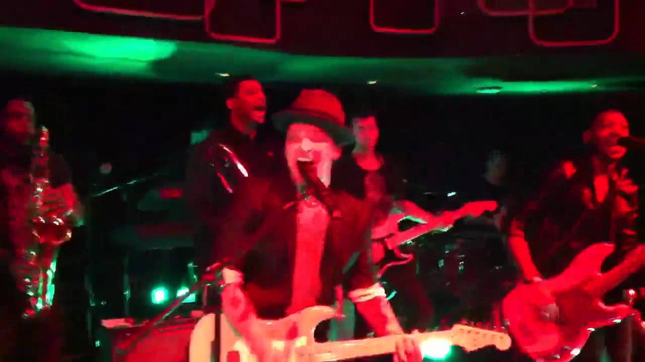 Bruno Mars New Years Eve 2012 Pass The Dutchie/Crank That - Las Vegas 12/31/11