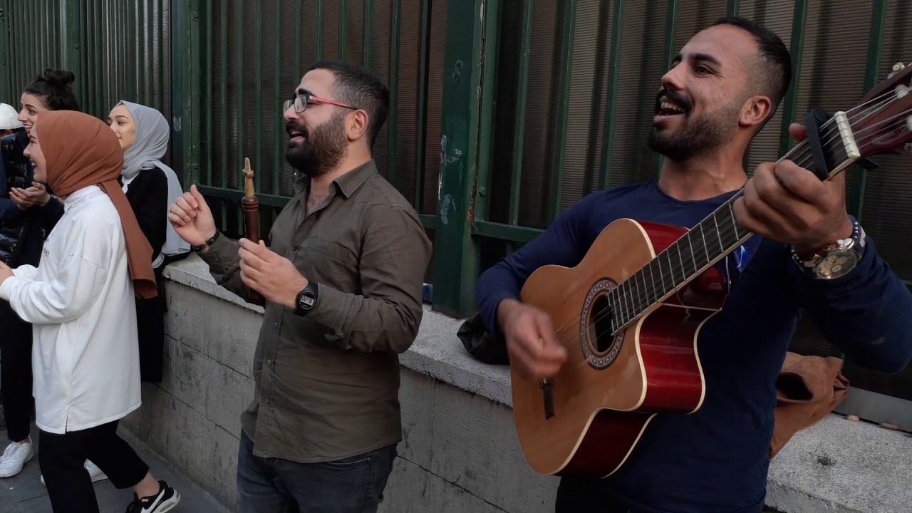 TAKSİM | Sokak Sanatı - MEY ile herkesi kendine hayran bırakan K&Uuml;RT genci.