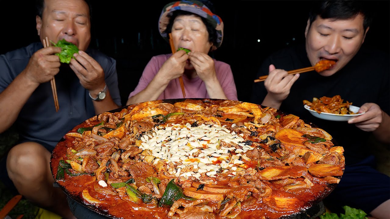Утка Булгоги и жареный рис с сыром на крышке котла - кулинарное шоу Мукбанг