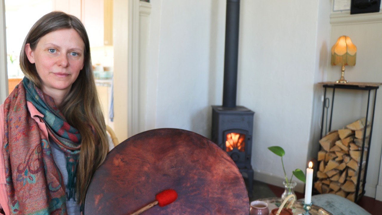 The rooted in-between with herbs & drum meditation