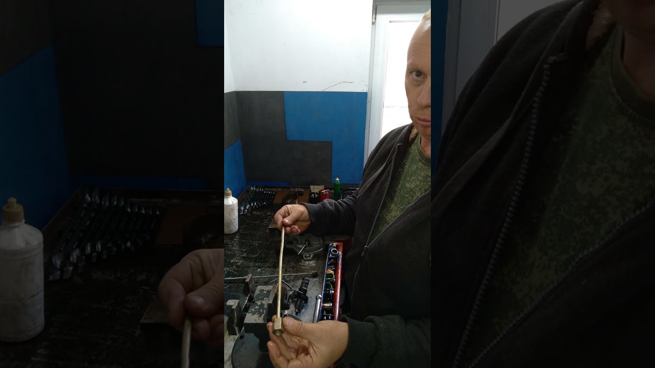 Течь топлива из-под трубки высокого давления