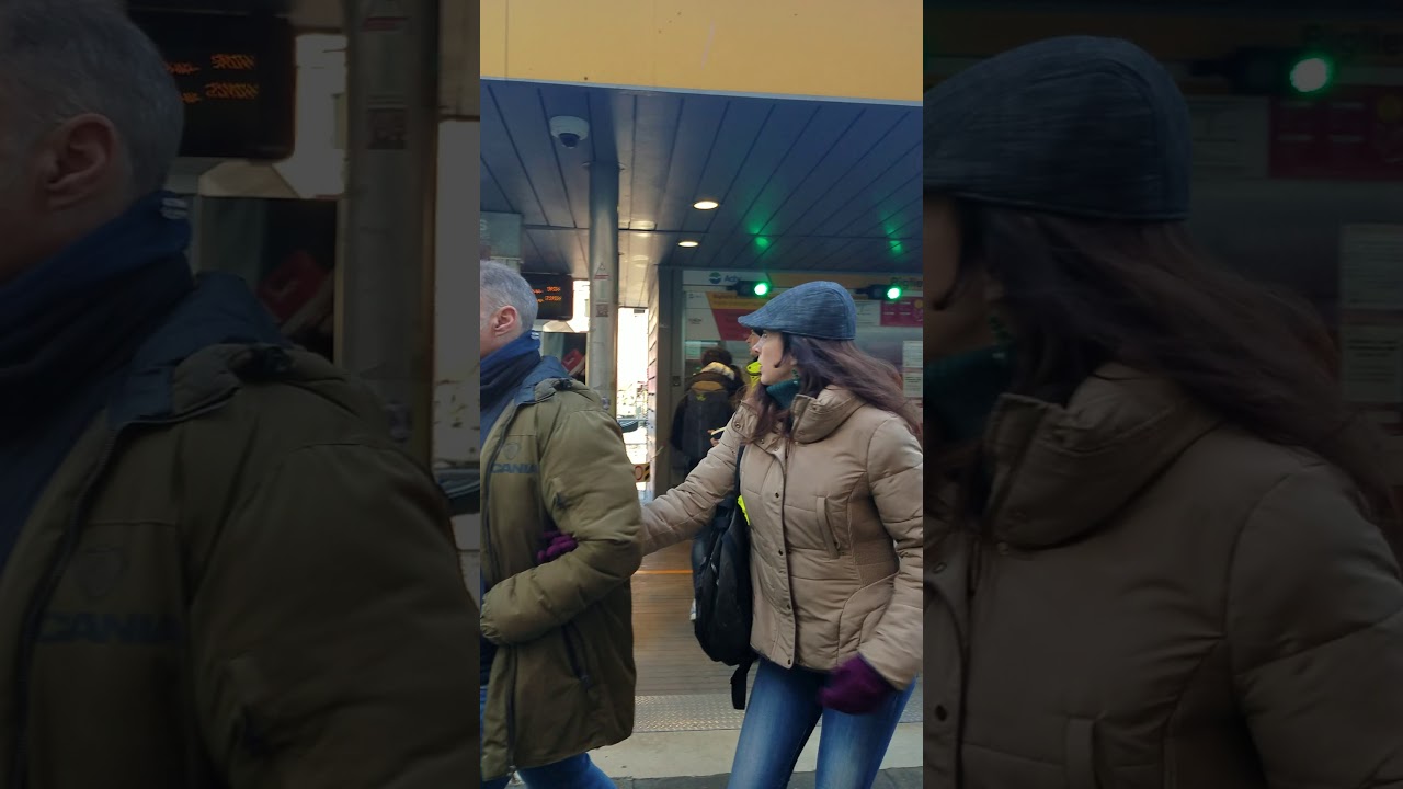 Venezia Italia : RIALTO - il mitico imbarcadero visto da vicino.