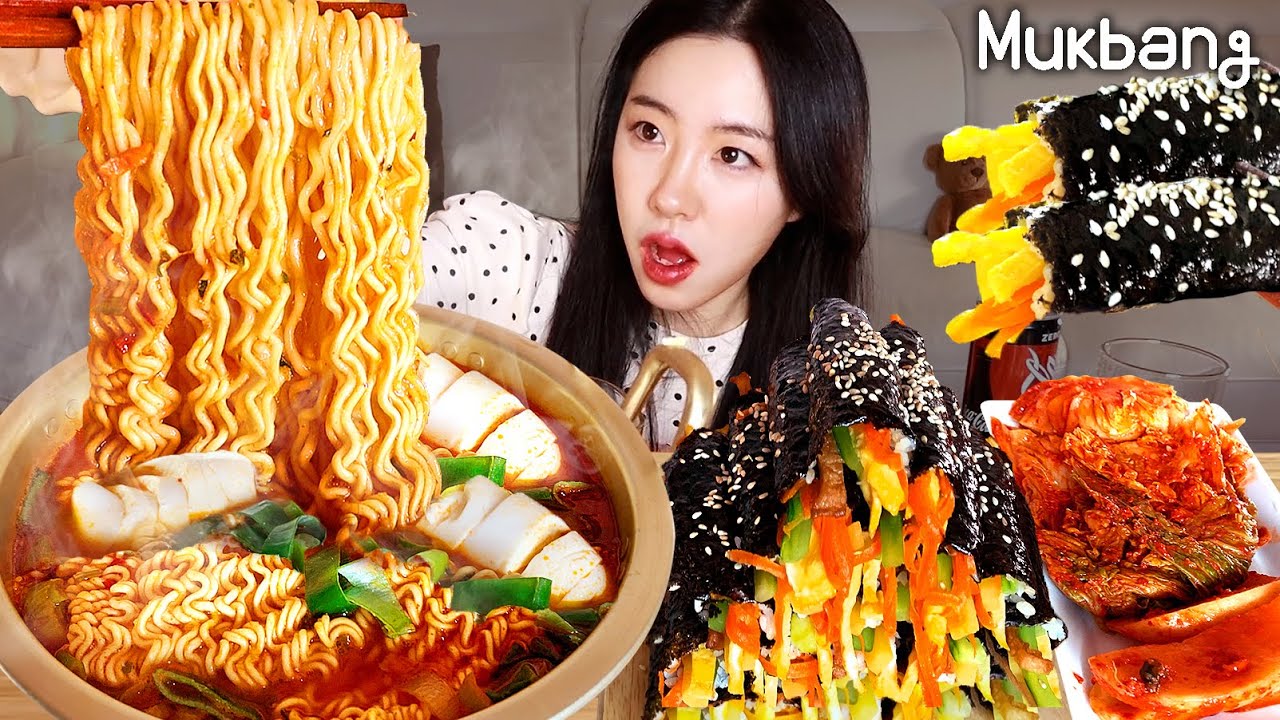 Острый рамен, кимпап и кимчи мукбанг.Spicy ramen and homemade kimbap,kimchi mukbang.