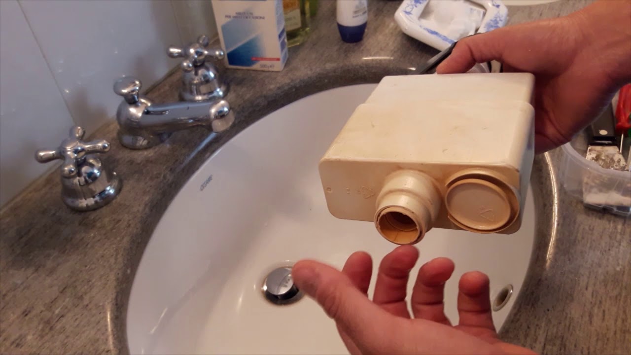 Come smontare e pulire il galleggiante dello scarico del bagno