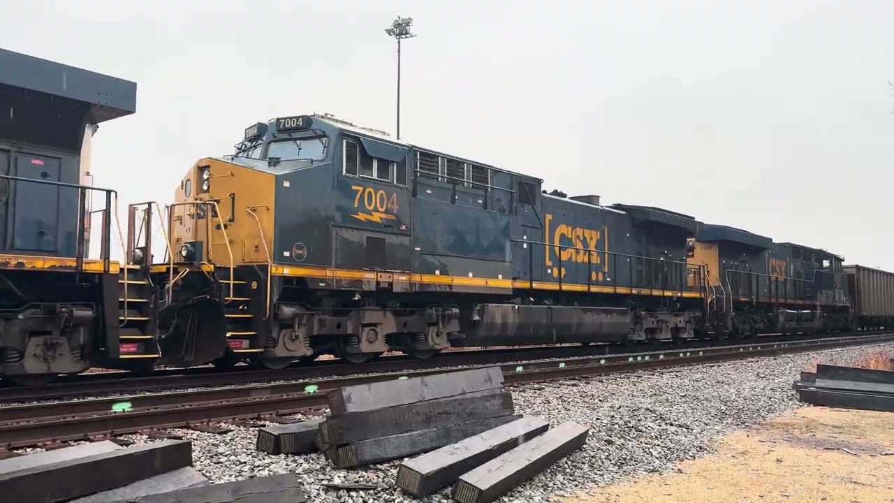 CSX Empty coal train passing a stopped CSX 1850 (L&N Hu) in Rocky Mount!