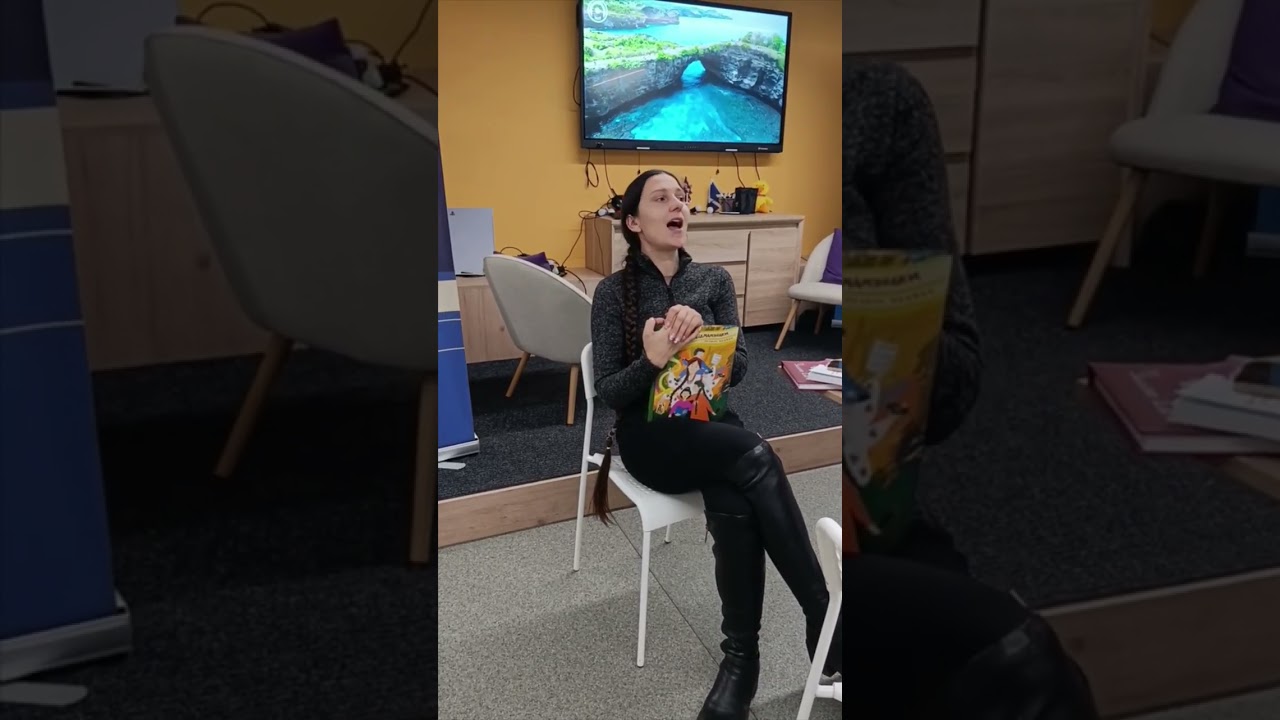 Руслана Лоцман у бібліотеці на Алчевських