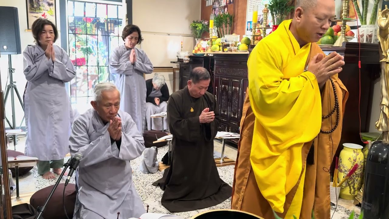 Truyền giới bat Quang trai cho phat tu chùa Thiên Phước 