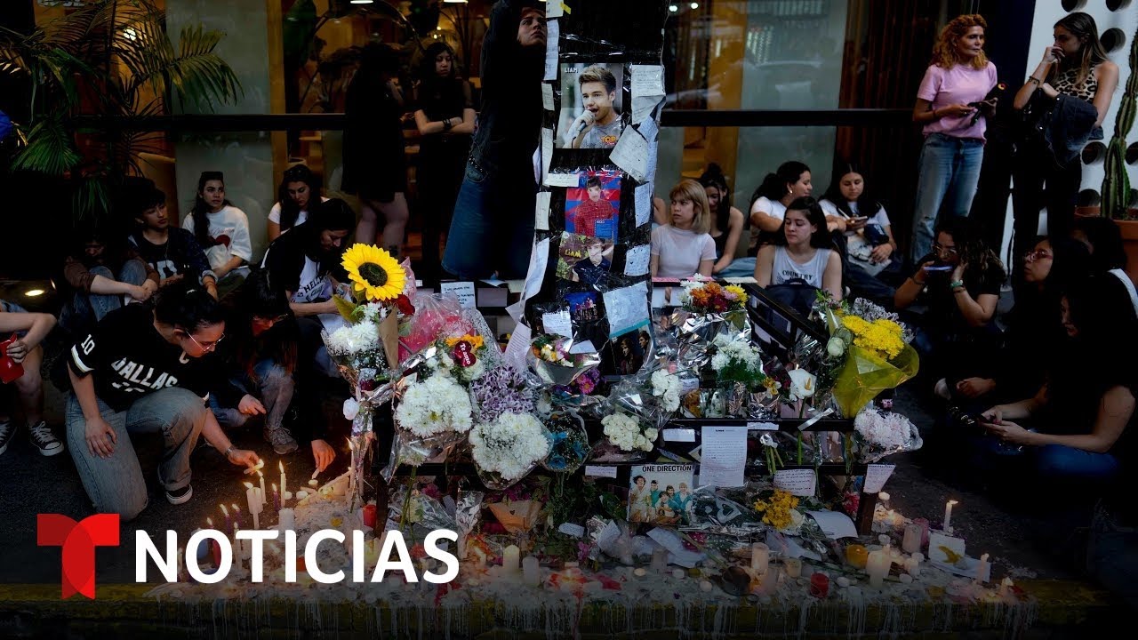 Seguidores de Liam Payne dejan flores frente al hotel donde murió y esperan al padre del artista