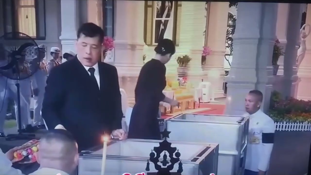 พระบาทสมเด็จพระเจ้าอยู่หัว และสมเด็จพระนางเจ้า ฯ พระบรมราชินี ทรงประกอบพระราชพิธีสังเวยพระป้าย 