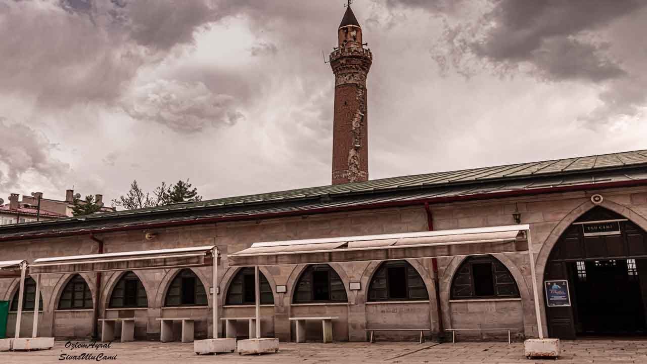 Eğri Minareyi G&ouml;rd&uuml;n&uuml;z m&uuml;? Şaşırtıcı Hikaye! SİVAS ULU CAMİ