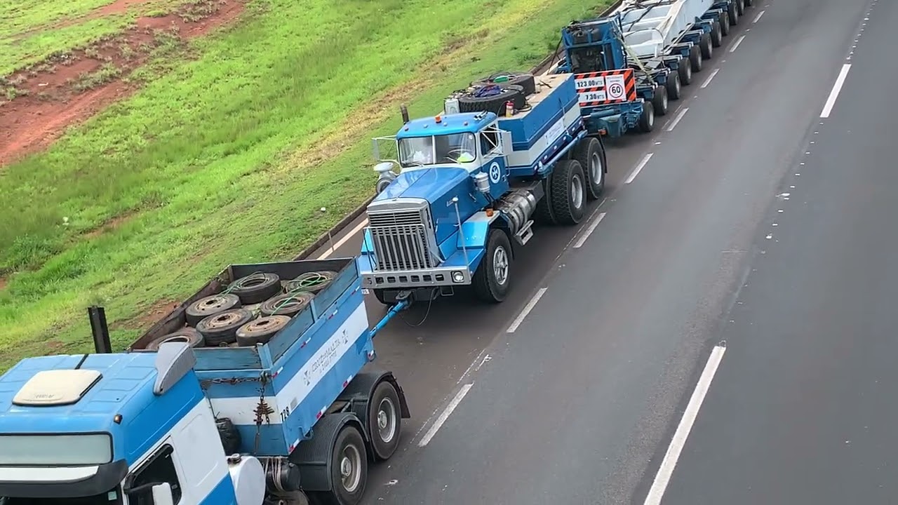 Carreta gigante passou debaixo do viaduto BR 050