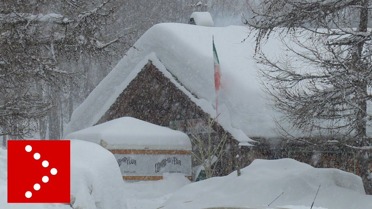 Val d'Aosta, neve e forte vento: la nevicata si intensifica