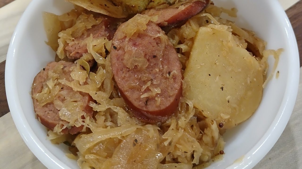 #131 — Копчёная колбаса с картофелем, луком и квашеной капустой! Что-то необычное для ужина!