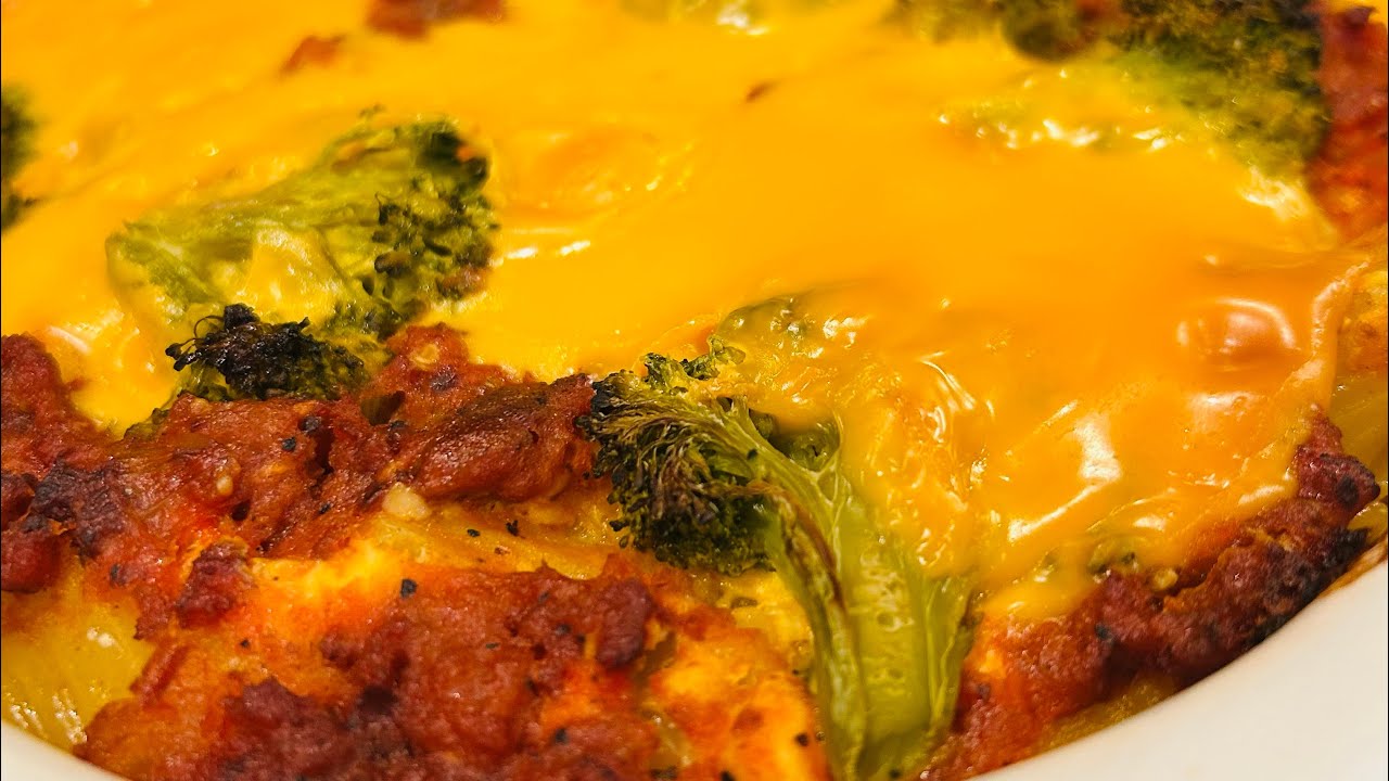 Запеканка с брокколи, говяжьим фаршем и сыром