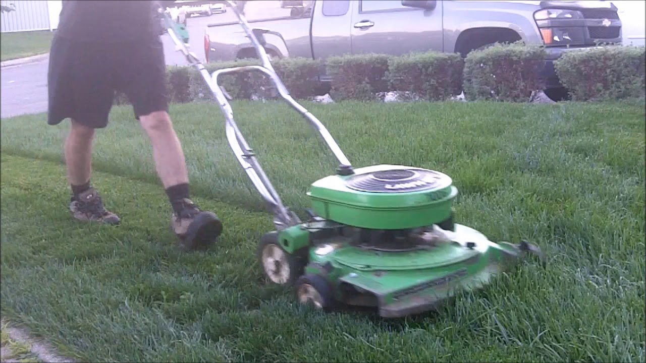 Lawnboy 8243AE, Lawnboy 1400C и Stihl BG 55 1987 года в действии