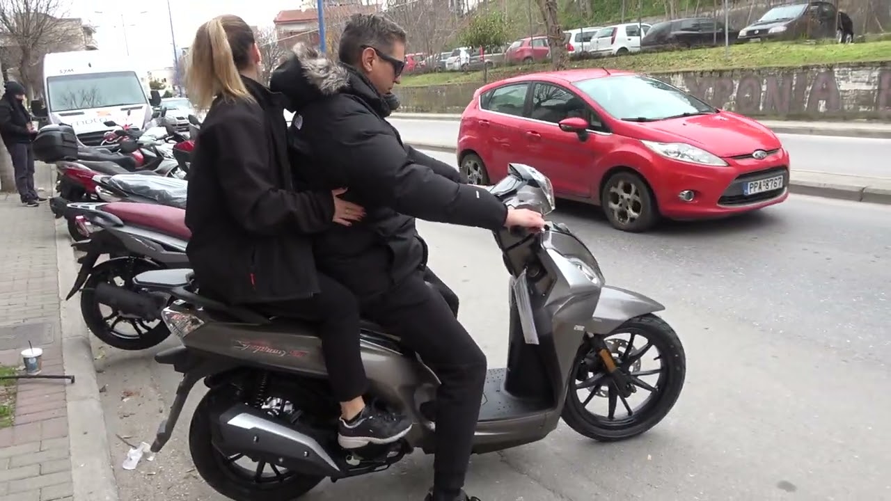 unboxing the new SYM Symphony ST200 scooter 2022