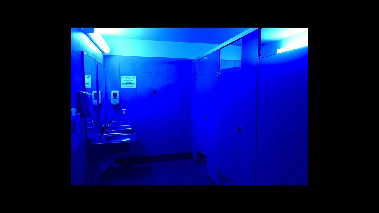 Bad Bunny - Moscow Mule pero estas en el baño de una fiesta