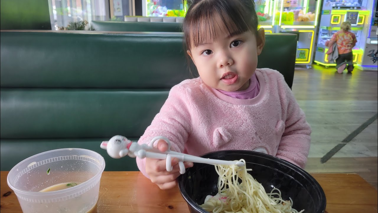Olivia đi ăn mì #ramen #kideating 
