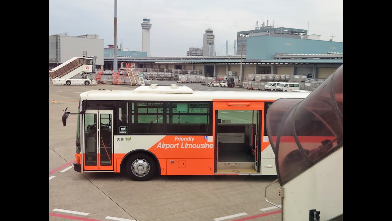 【前面展望】東京国際空港31番搭乗口から日本航空551便へのランプバス