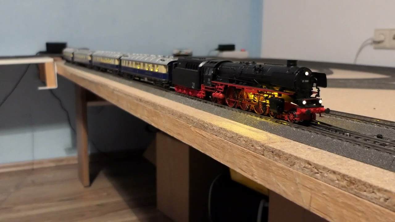 Märklin 39103 - BR 01.10 mit Rheingold-Garnitur