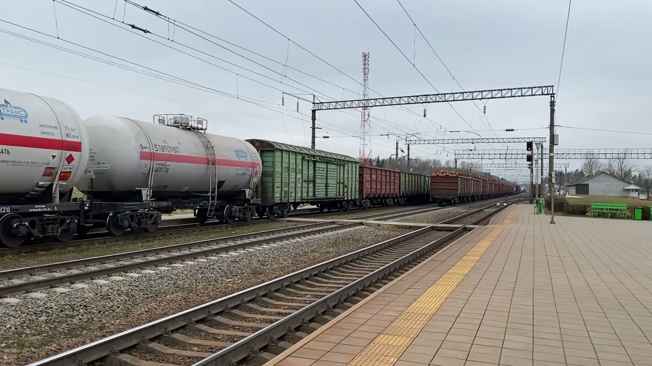 Медленным ходом БКГ2 с грузовым поездом следует через станцию Крупки