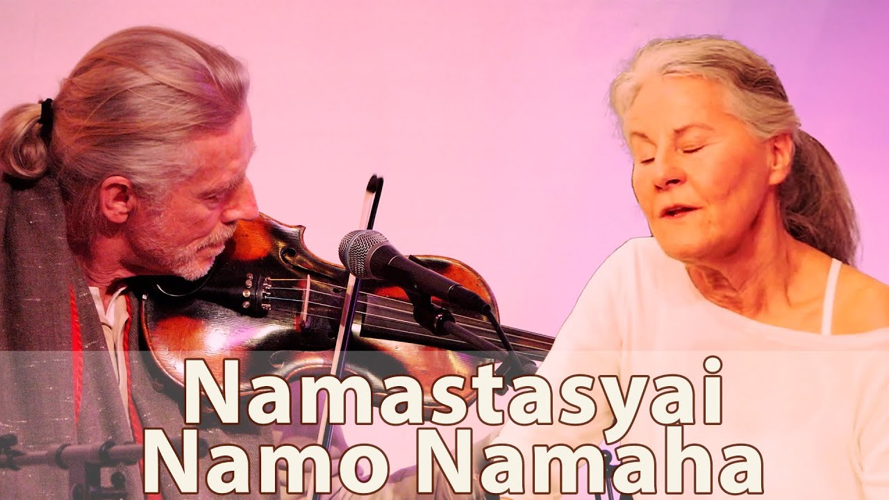 Chandrika & Ludwig sing Namastasyai Namo Namaha | Satsang excerpt