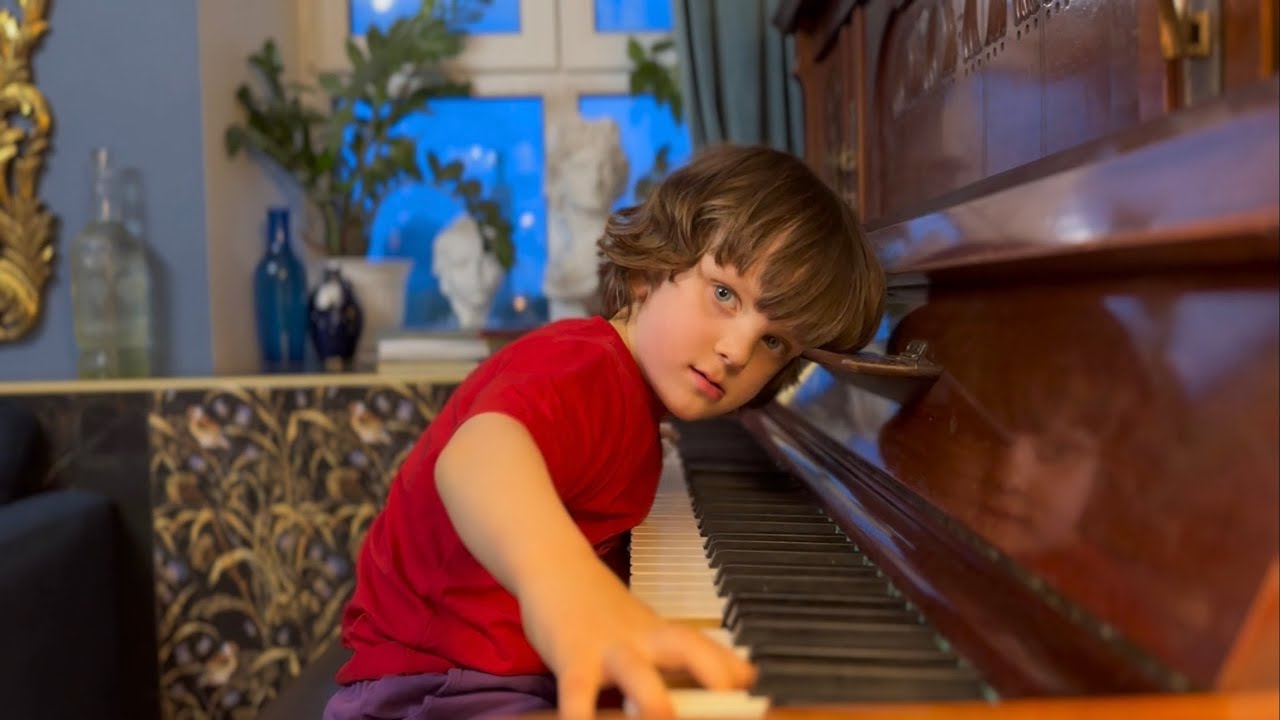 Gavriil is composing an etude in Rachmaninov style - Гавриил придумывает этюд с тиле Рахманинова
